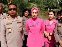 Kapolres Bungo AKBP. Singgih Hermawan Didampingi Ketua Bhayangkari Eka Singgih Kunjungi Warga Terdampak Banjir