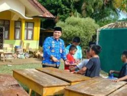Pj Bupati Sarolangun Beri Semangat Para Siswa Yang Sekolanya Terdampak Banjir