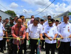 Pj Wali Kota Bersama Gubernur Resmikan Balai Warga, SMKN 11 Karang Tengah, dan Salurkan Bansos