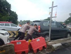 Banjir Daan Mogot, Kapolsek Cengkareng Berjibaku Dorong Kendaraan Mogok