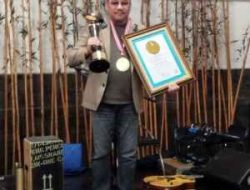 Denny JA Terima The Legend Award Memenangkan Pilpres Lima Kali Berturut- Turut