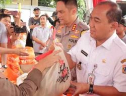 Bazar Sembako Murah Polres Metro Jakarta Barat Diserbu Warga