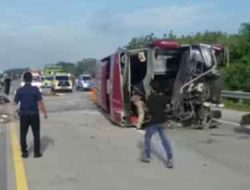 Innalilahi, Bus Satgas Partai Terguling di Tol Ngawi, Ini Korbannya