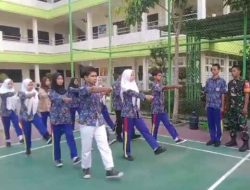 Babinsa Koramil 0830/06 Benowo Berikan Pelatihan PBB Bagi Pelajar