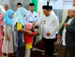 Di Sela Safari Ramadan, Nurdin Bagikan Santunan Ke 100 Anak Yatim