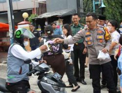 Wujud Toleransi Antar Umat Beragama, 3 Pilar Tamansari Bersama Gereja St. Petrus & Paulus Paroki Bagikan Takjil