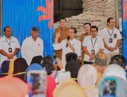 Presiden Jokowi Tinjau Stok Beras dan Serahkan Bantuan Pangan di Kabupaten Bungo