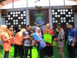DWP Berbagi,Puluhan Pekerja Cleaning Service Dapat Bingkisan