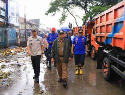 Jelang Lebaran, Tim Gabungan Pemkot Bersihkan Sampah di Pasar Anyar dan Sipon