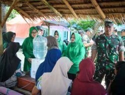 Kodim 0817/Gresik Serahkan Bantuan KASAD ke Korban Gempa di Pulau Bawean