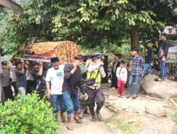 Korban Tengelam Diketemukan, Personil Polsek Batang Asai Bantu Evakuasi Bersama Tim SAR dan Warga