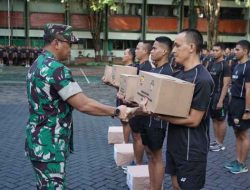 Kasdam IX/Udayana Pimpin Apel Pemberangkatan Cuti dan Penyerahan Bingkisan Hari Raya Idul Fitri