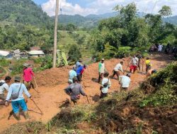 Akibat Hujan Dan Gempa, Jalan Cisalimar Desa Cipeteuy Tertutup Longsor