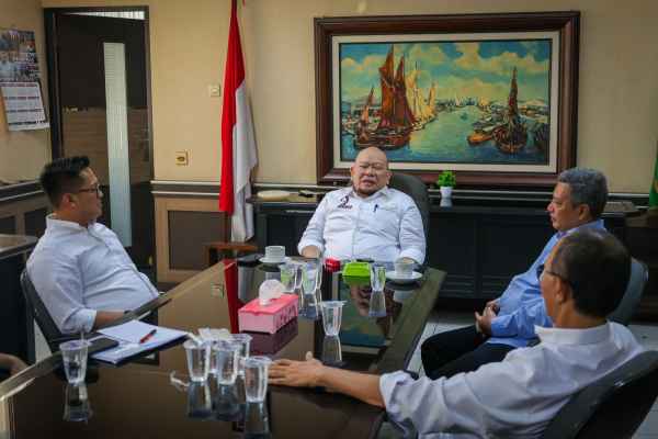 Ketua DPD RI AA LaNyalla Mahmud Mattalitti menerima silaturahmi Kepala KPP Pratama Surabaya Karangpilang, Eko Radnadi Susetio, di Graha Kadin Jatim, Selasa (14/5/2024).