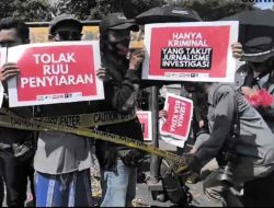 Tolak RUU Penyiaran, KOMPRES Gelar Aksi Damai di Depan Grahadi