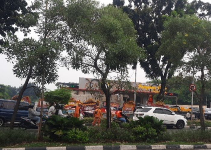 Sejumlah kendaraan parkir di Jalan Kembangan Raya, Kecamatan Kembangan Utara, Kecamatan Kembangan (depan Kantor Walikota Jakarta Barat), Selasa (14/05).