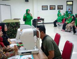 Prajurit dan Persit Kodim 0817/Gresik Mendapatkan Penyuluhan dan Pemeriksaan Mata