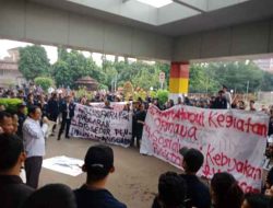 Tuntut Rektorat Transparansi Anggaran, Mahasiswa Unkris Gelar Demo