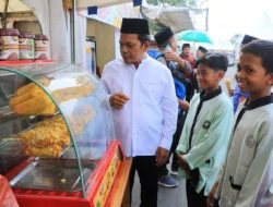 Kunjungi Festival Al-A’zhom, Dr. Nurdin Borong Jajanan di Stan Kuliner UMKM