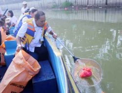 Peringati Hari Sungai Nasional, Dr. Nurdin Susur dan Bersihkan Sampah Cisadane