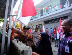 Bagikan 1000 Bendera Merah Putih, Dr. Nurdin Ajak Masyarakat Menyemarakkan Bulan Kemerdekaan RI