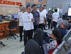 Tinjau Pelayanan Adminduk, Pj Walikota Tangerang Sosialisasikan Sobatdukcapil