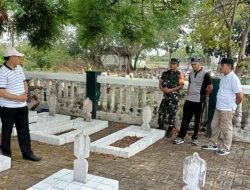 Persiapan AKRS, Babinsa Bersama Perangkat Desa Tinjau Taman Makam Pahlawan