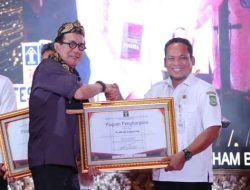 Bina Kampung Sadar Hukum, Pj Walikota Dianugerahi Anubhawa Sasana dari Menkumham