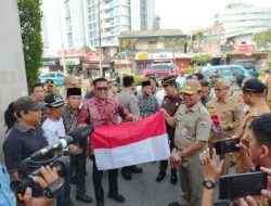 Forkopimko Jakarta Barat Secara Serntak Bagikan 15 Ribu Bendera Merah Putih