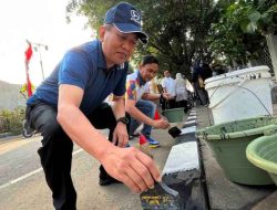 Sambut HUT Kemerdekaan RI, Pegawai Pemkot Bagi-Bagi Bendera dan Mengecat Kanstin