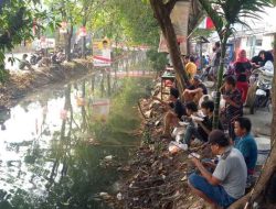 Sachrudin Tebar 2 Ton Ikan Lele di Sepanjang Kali Sipon