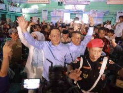 Kedatangan Pasangan JADI Disambut Histeris Ribuan Pendukung di Lokasi Deklarasi