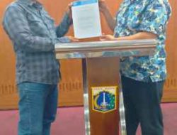 Bahas Program Kerja, Helmi AR Serahkan SK Pengurus Pokja PWI Wali Kota Jakarta PusatBahas Program Kerja