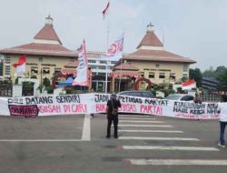 Saat Pelantikan Anggota DPRD Kota Tangerang, Masyarakat Demo Tuntut Hal Ini