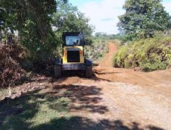 Alat Berat Bantuan JADI Kembali Buka Akses Jalan Masyarakat di Dusun Pematang Panjang