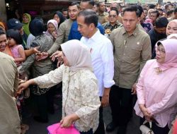 Kunjungi Pasar Dukuh Kupang, Presiden Jokowi Cek Harga dan Interaksi dengan Warga