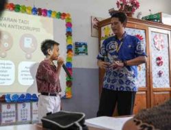 Kasudis Kominfotik Jakbar Berikan Edukasi Anti Korupsi Kepada Siswa SDN 01 Rawa Buaya