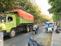 Puluhan Truk Tanah Langgar Jam Operasional di Jalan Benteng Betawi