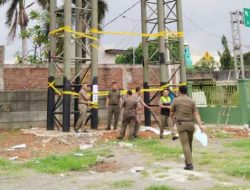 Pengusaha Reklame Tak Gubris Segel Satpol PP, Kini Kembali di Line Satpol PP