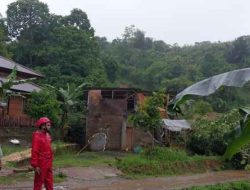 Longsor Melanda Empat Rumah di Gegerbitung, Satu Warga Diduga Tertimbun