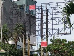 Satpol PP DKI Jakarta Dinilai Bermain-Main dalam Pembongkaran Reklame Ilegal di Jakbar