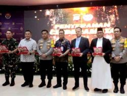 Serahkan Cinderamata kepada PWI Jaya, Kapolda Metro Jaya Tegaskan Sinergitas dengan Media