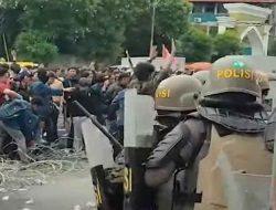 Usung 10 Tuntutan, Aksi Mahasiswa di DPRD Jatim Berujung Ricuh