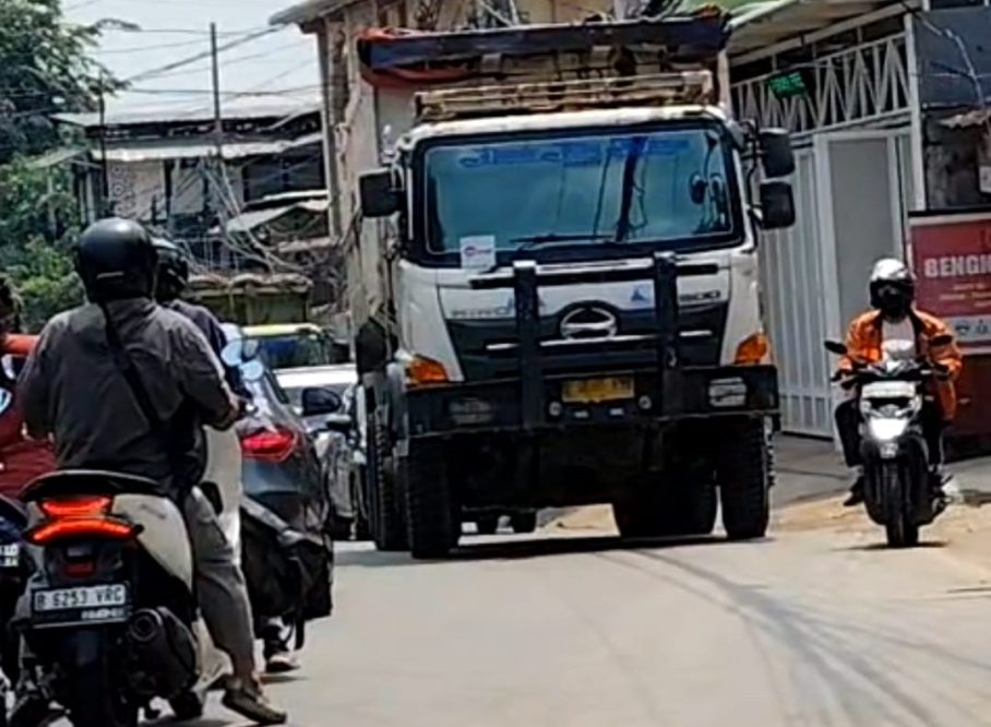 Truk Proyek Pacifik Garden Timbulkan Polusi dan Macet: Warga Meruya Selatan Protes, Aparat Dinilai Mandul