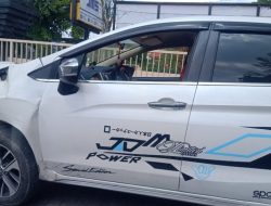 Tabrak Tiang Telekom, Mobil SUV Ditinggalkan Pengemudi