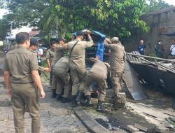 Tertibkan Tata Ruang Kota, Satpol PP Kota Tangerang Bongkar Sejumlah Bangunan Liar di Perumahan Aster Cibodas