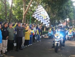 Pelepasan Tim Kirab Bangga Kencana, Bupati Sukabumi Bagikan Sembako kepada Keluarga Beresiko Stunting