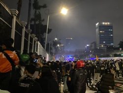 Malam Memanas di Depan DPR: Massa Bertahan, Aparat Siaga Penuh