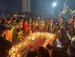 1000 Lilin Terangi Mapolda Jatim, Seiring Doa untuk Affan Kurniawan