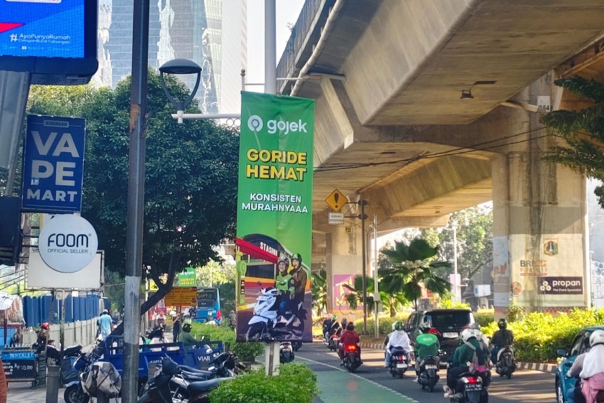 Umbul-Umbul Liar Cemari Jalan Dr. Satrio Jaksel, Pemprov DKI Diminta Bertindak Tegas
